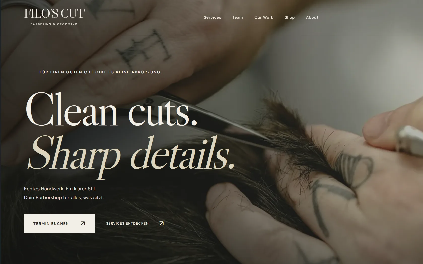 Startseite von Filo’s Cut: die Überschrift „Clean cuts. Sharp details.“ über einer Nahaufnahme beim Haarschnitt.